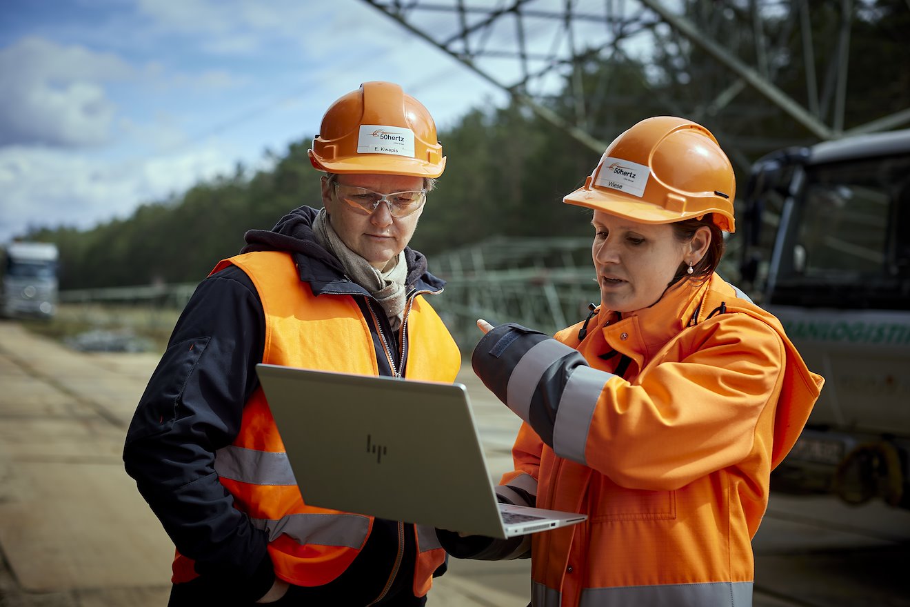 Arbeitsschiff neben der Plattform des Windparks Arkona